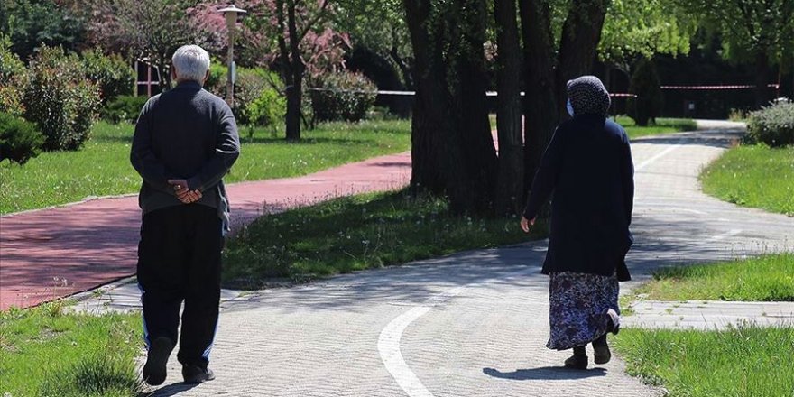 65 yaş ve üzerindeki 8 milyon kişiden 2 doz Kovid-19 aşısını yaptıranlar 'normal' hayata dönecek