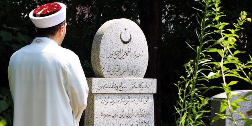 Japonya'da İslam'ı yayan Abdürreşid İbrahim kabri başında anıldı