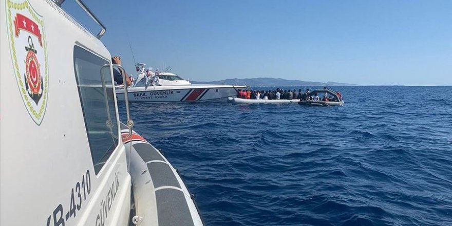 İzmir'de Türk karasularına itilen düzensiz göçmenler kurtarıldı