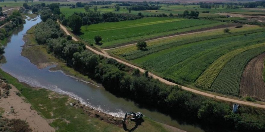 DSİ, nehirde su akışını engelleyen kum adacıklarını temizledi