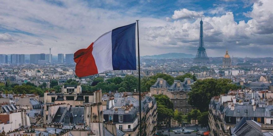 Paris'te maske takma zorunluluğu ve aşı yapılmasına karşı eylem düzenlendi