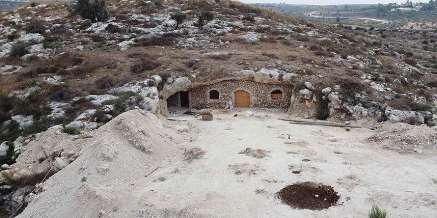 Filistinli ailelerin zorunluluktan mesken tuttuğu mağaralarda yıkılıyor