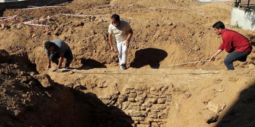 İnşaat kazısında 1600 yıllık sur duvarı bulundu