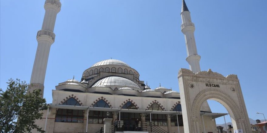 Tarihi Ulu Camii'ye uygunsuz kıyafetlerle girmeye çalışan kadını uyarınca saldırıya uğradı