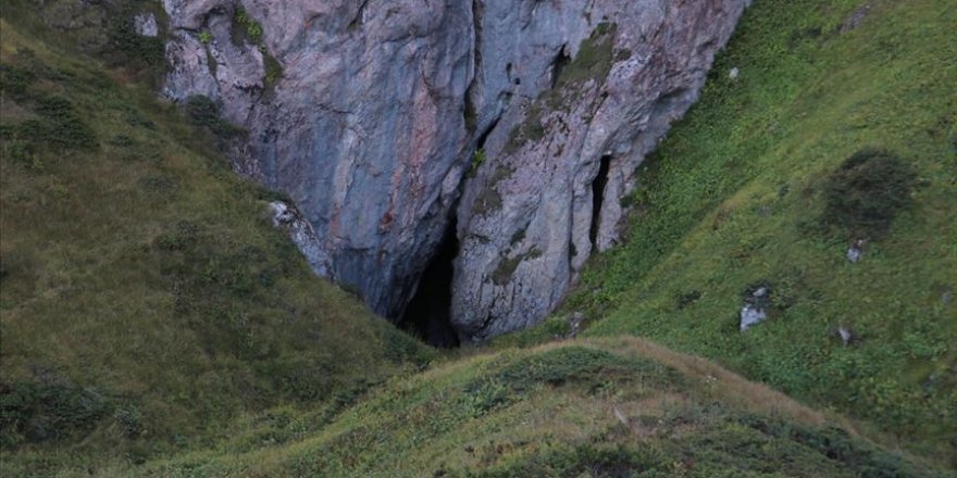 Karlık Mağarası'nın ağustos sıcağında bile karı erimedi
