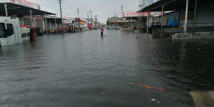Samsun'da şiddetli yağış etkili oldu