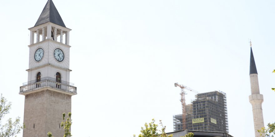 Osmanlı mirası Saat Kulesi şehrin en tanınmış eseri olarak dikkat çekiyor