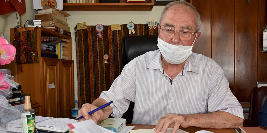 81 yaşında 4'üncü üniversiteyi de bitirdi ve diplomasını aldı