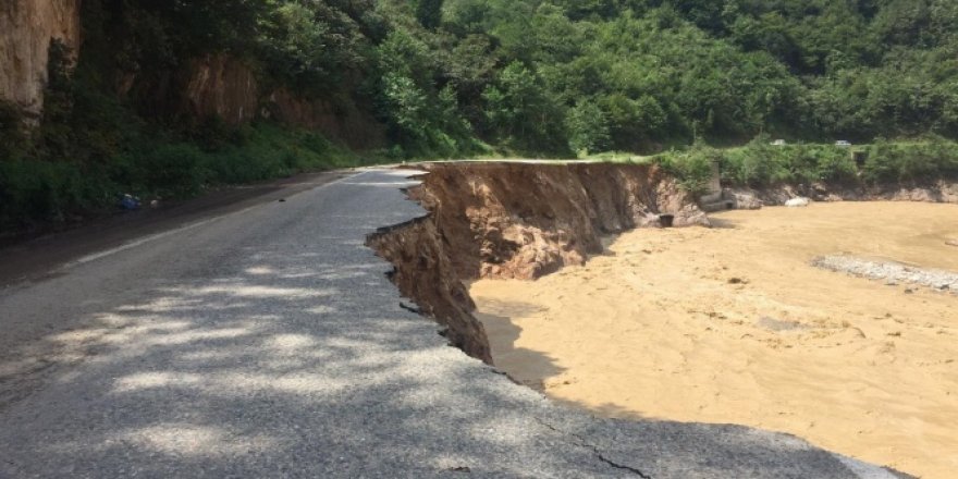 Selde zarar gören yollar yenileniyor