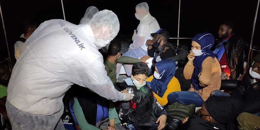 İzmir açıklarında Türk kara sularına itilen 28 sığınmacı kurtarıldı