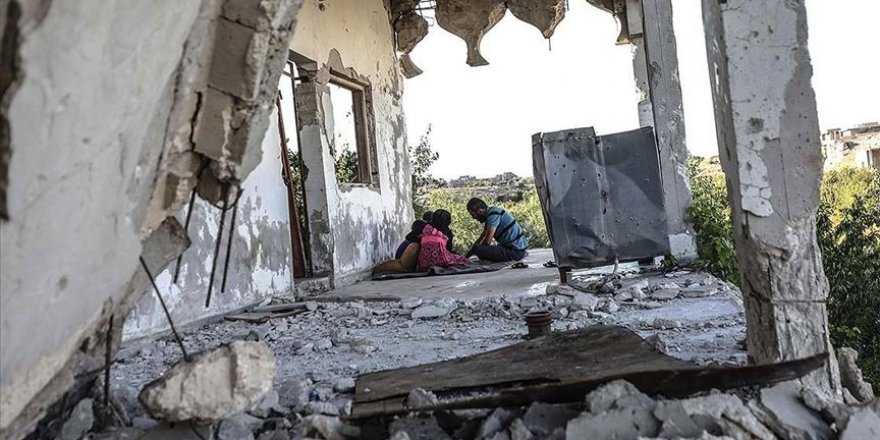 Zennub ailesi İdlib kamplarında barınamayıp ölümü göze alarak enkaz olan evlerine döndüler