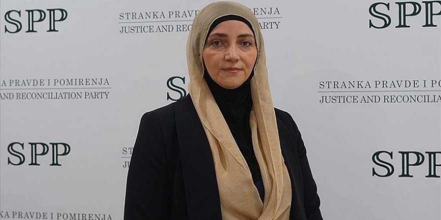 Sırbistan'ın ilk başörtülü milletvekili ayrımcılığın her şekline karşı çıkacak
