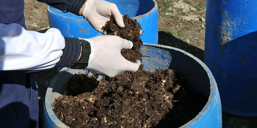 Kompost makinesiyle organik atıklardan doğal gübre üretiliyor