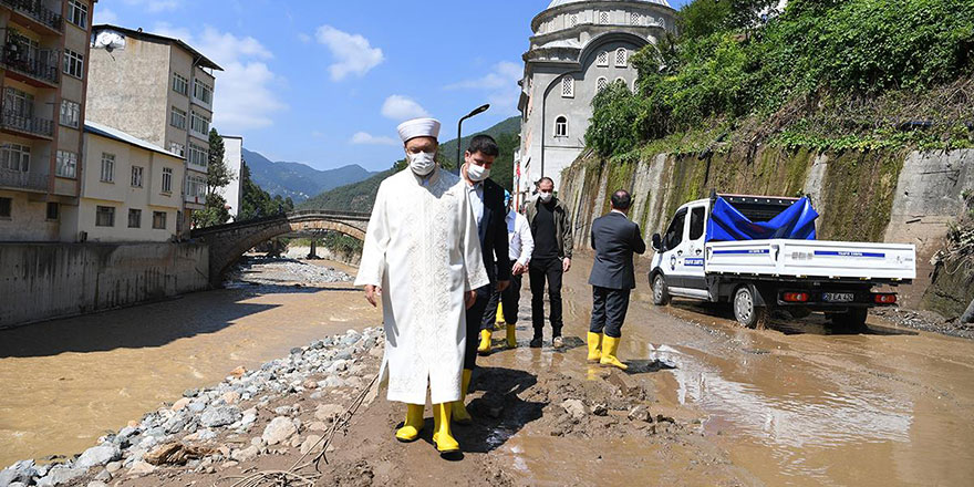 Hocalar sadece camide olmaz, selde, depremde, hastanede de olur