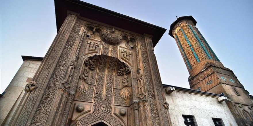 Görenleri tarihte yolculuğa çıkaran eser: İnce Minareli Medrese