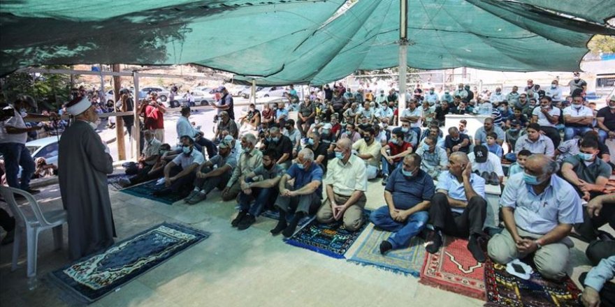 Filistinliler Doğu Kudüs'te cuma namazı kılarak İsrail'in yıkımlarına tepki gösterdi