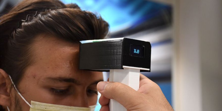 Genç girişimciler dezenfektanlı ateş ölçer geliştirdi