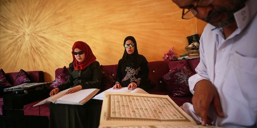 Gazzeli görme engelli hafız kız kardeşlerin başarısı yoksul ailelerin sevindirdi