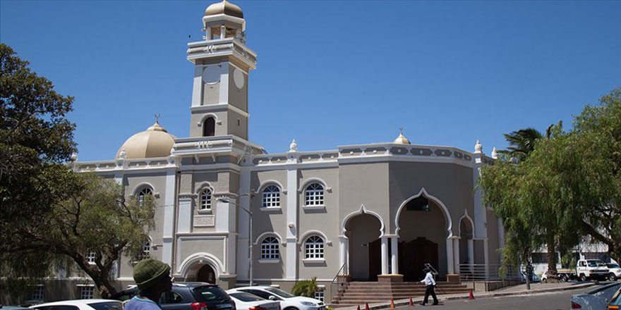 Güney Afrika’da hâlâ ezan ile uğraşıyorlar