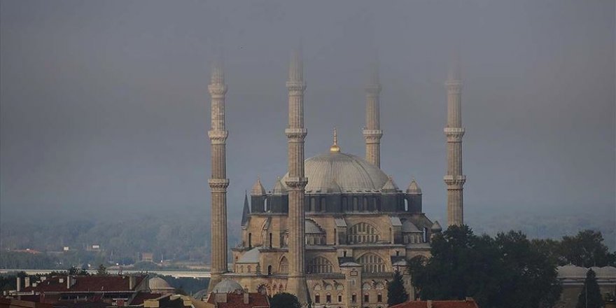 Sis bulutunun kapladığı Selimiye bir başka güzel