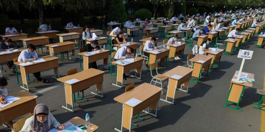 Özbekistan'da 1,4 milyon genç üniversite sınavına spor arenalarında giriyor