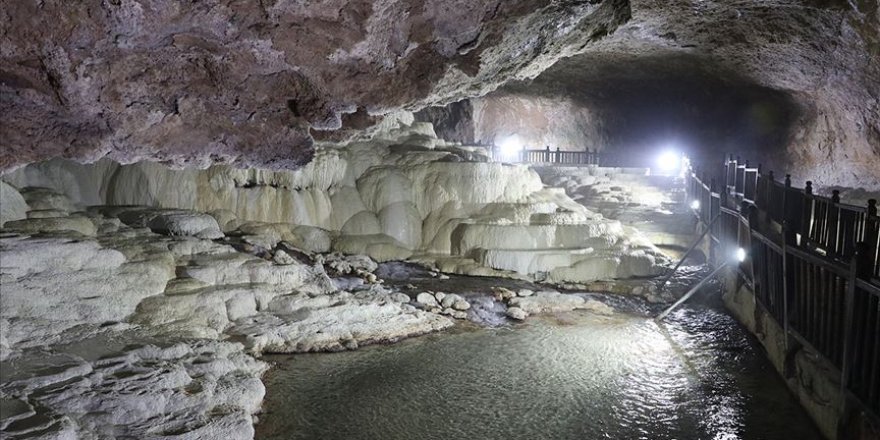 'Yer altındaki Pamukkale' de görenleri hayran bırakıyor
