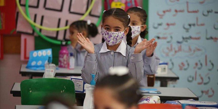 Batı Şeria'da Kovid-19 salgını gölgesinde aşamalı olarak yüz yüze eğitim başladı