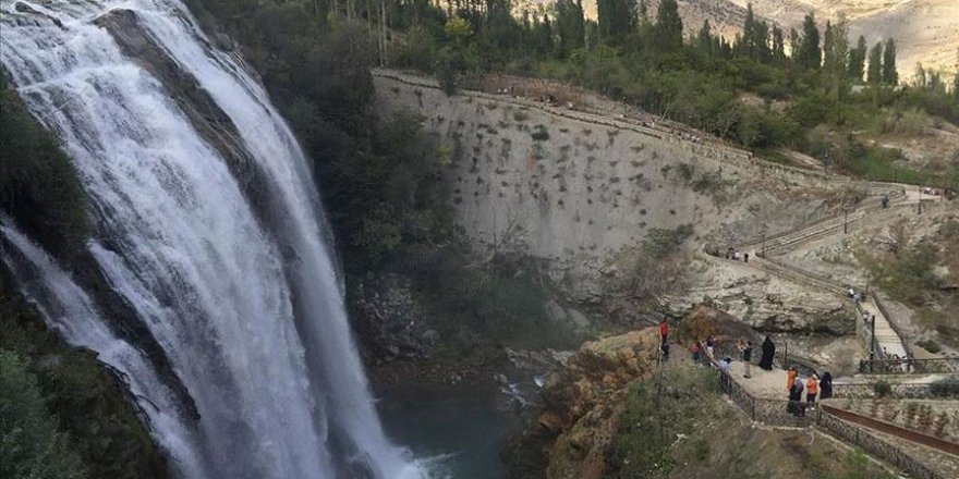 'Türkiye'nin en büyük şelalesi'nde hafta sonu yoğunluğu