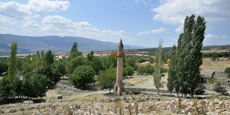 Selde camisi yıkılan minare 40 yıldır 'yalnız'