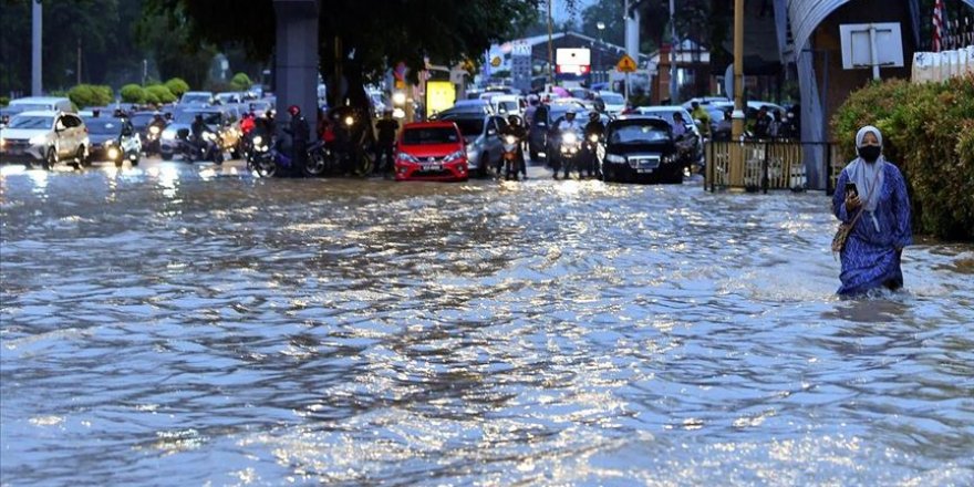 Malezya'nın başkenti Kuala Lumpur'da sağanak yağmur sele yol açtı