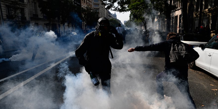 Fransa'ya damga vuran sarı yeleklilerin gösterileri ikinci yılına girdi