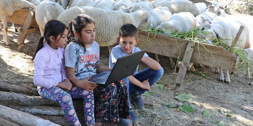 Yayladaki çocukların öğretmen hasretini okul müdürü giderdi