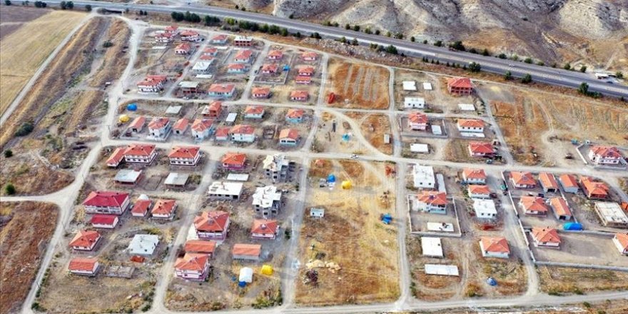 'Obruklu köy'ün sakinleri yeni ve modern köylerine taşınıyor