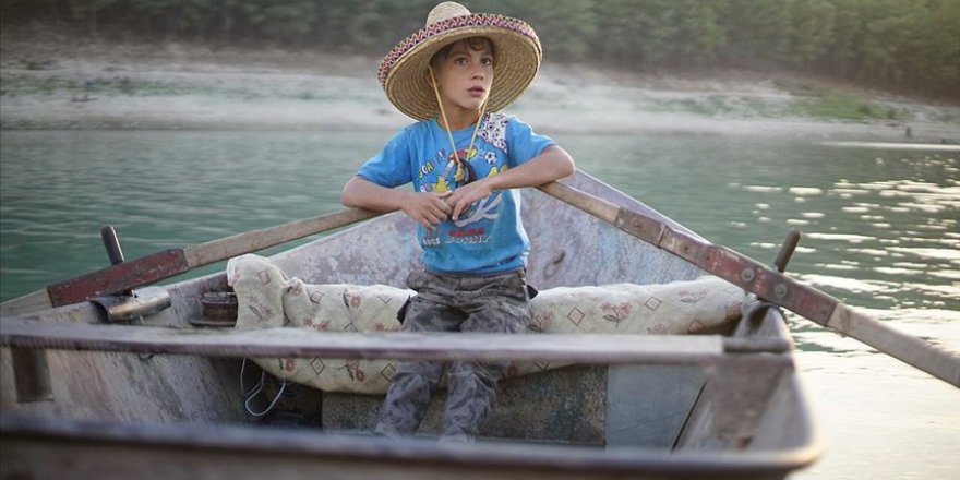 Esed rejiminin tehcir ettiği küçük Malik, ailesinden geriye kalan hasta babasına bakmak için kürek çekiyor