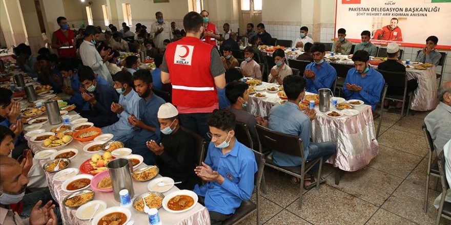 Suriye'de şehit olan Türk Kızılay personeli için Pakistan'da yetimlere yemek dağıtılacak