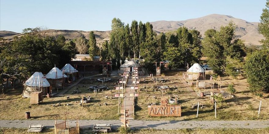 Kırgız Türkleri çivi kullanmadan yaptıkları 'otağ'ları yurt dışına gönderiyor