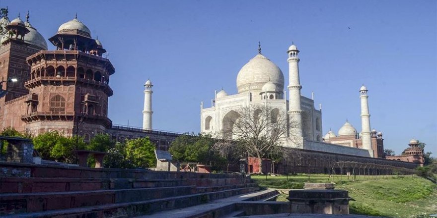 Hindistan'da Tac Mahal, altı ay aradan sonra ziyarete açıldı