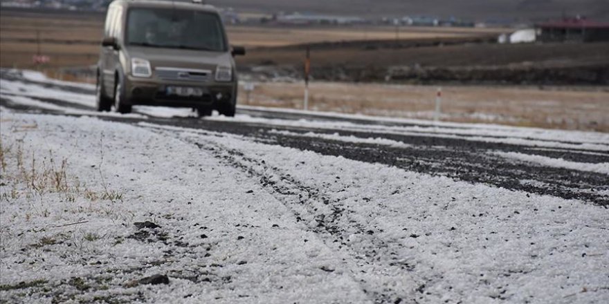 Kars'ta etkili olan dolu kent merkezini beyaza bürüdü