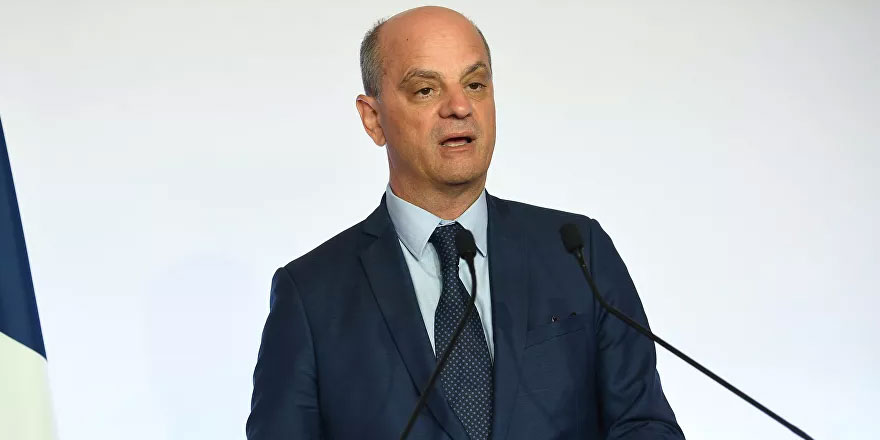 Fransa'da mini etek ve dekolteli giyinen öğrenciler okula alınmıyor