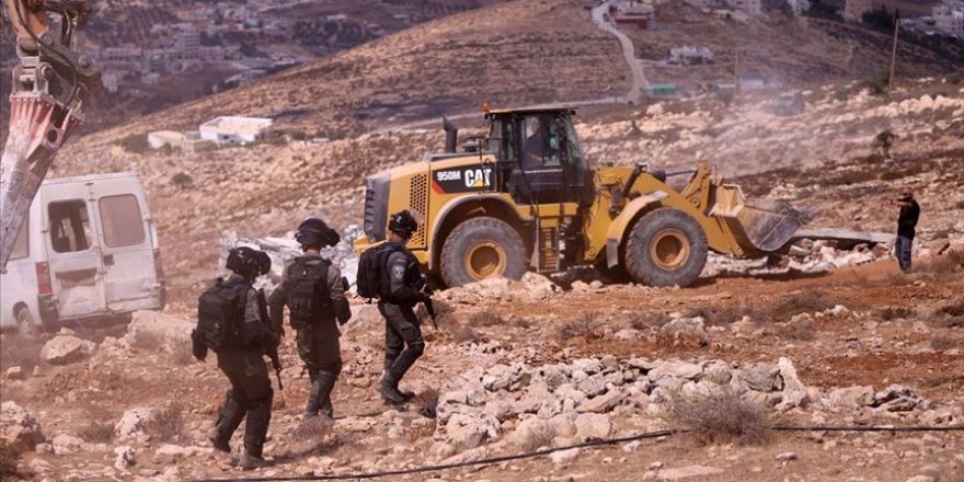 İşgalci İsrail askerleri, Filistinlilere ait yapıları yine yıktı