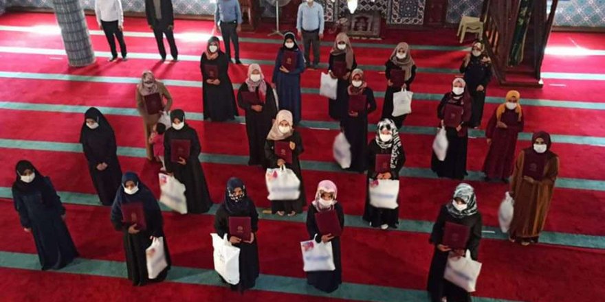 Hafızlık eğitimini tamamlayan 4 erkek, 18 kız öğrenciye belgeleri verildi