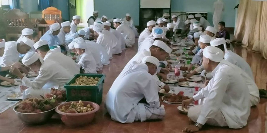 Düğün yemeklerini 7500 kilometre ötede 200 yetime verdiler