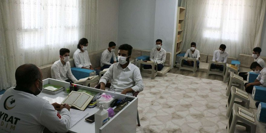 Suriyeli çocuklar hem okul okuyor hem de hafızlık eğitimini alıyor