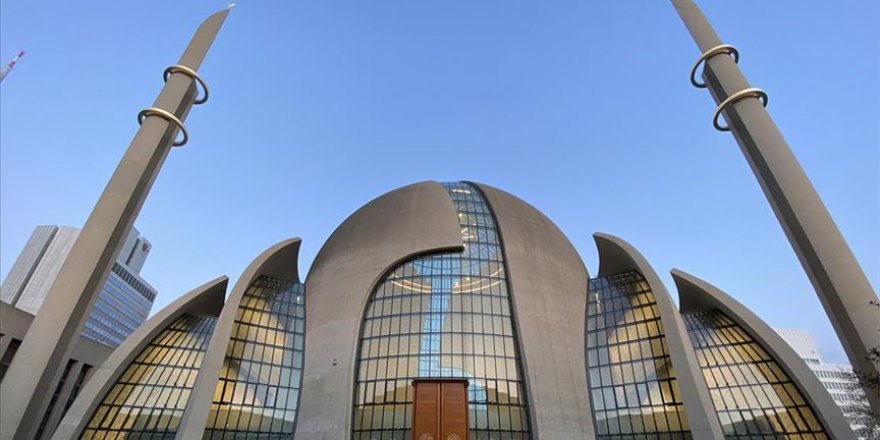 Camiye gelen Almanlara ayet ve hadis pusulaları dağıtıldı