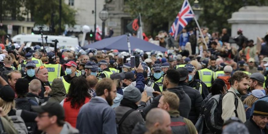 İngiltere’de polis Kovid-19 önlemleri karşıtı grubun protestosuna müdahale etti