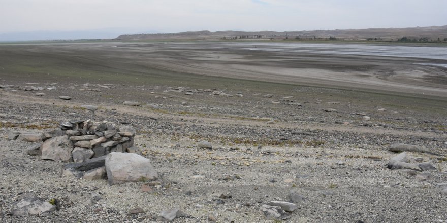 Arpaçay Barajı'nda su seviyesinin düşmesiyle Urartu mezarlığı ortaya çıktı