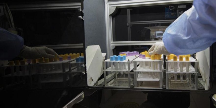 Kan alma biriminde görev yapan robot 'Nesli' hastanedeki teması azaltıyor