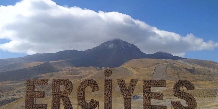 Erciyes Dağı'na kar yağdı