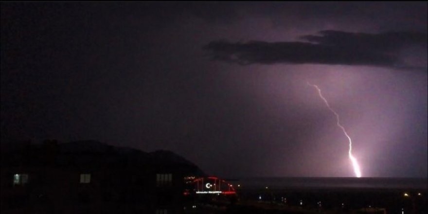Artvin'de yıldırım geceyi böyle aydınlattı