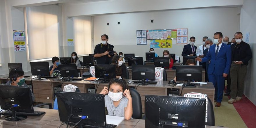 Hakkari'de öğrenciler 49 noktadaki EBA Destek Noktaları'ndan faydalanıyor